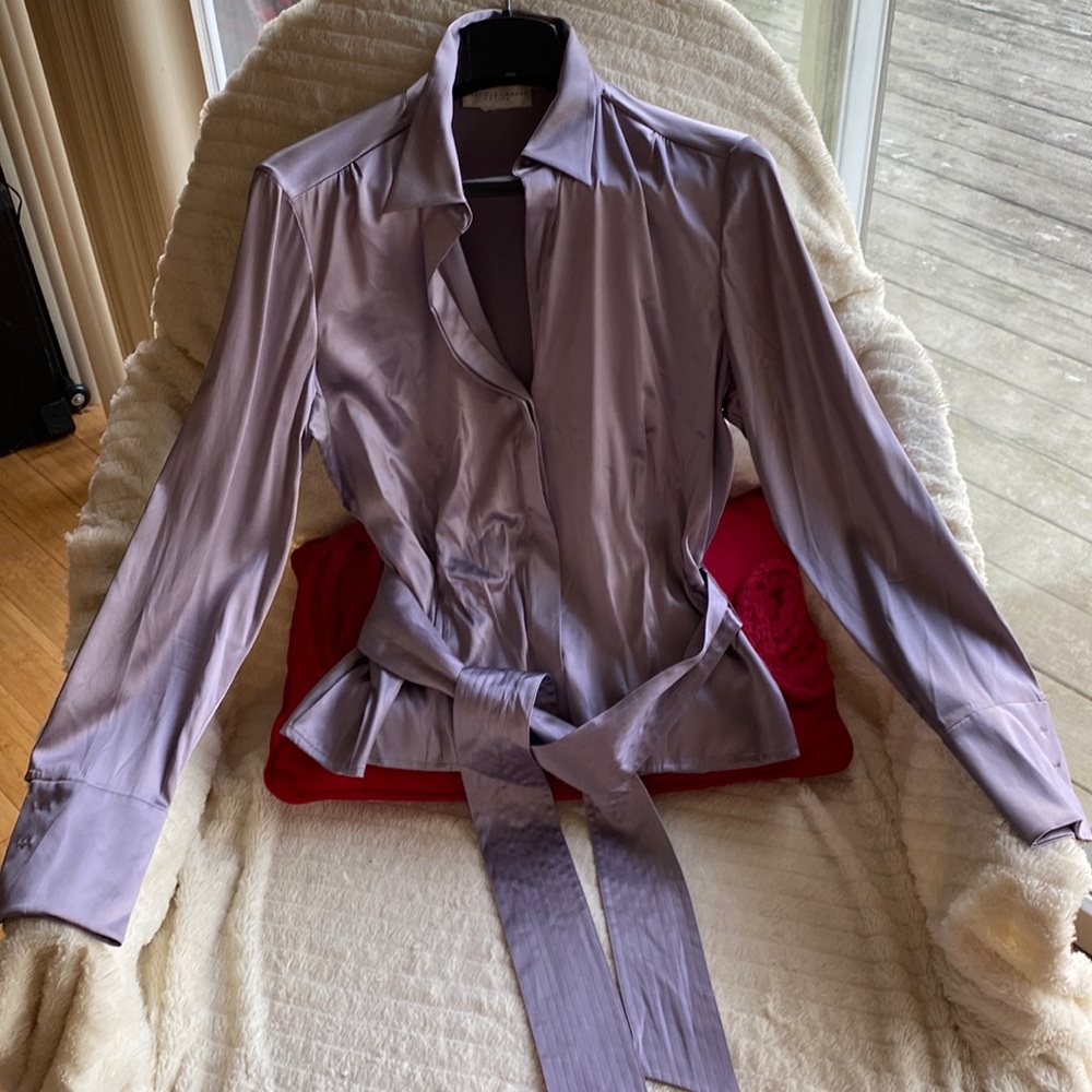 Garfield&Marks Beautiful Lavender Stretch Silk With Belt ButtonDown Blouse